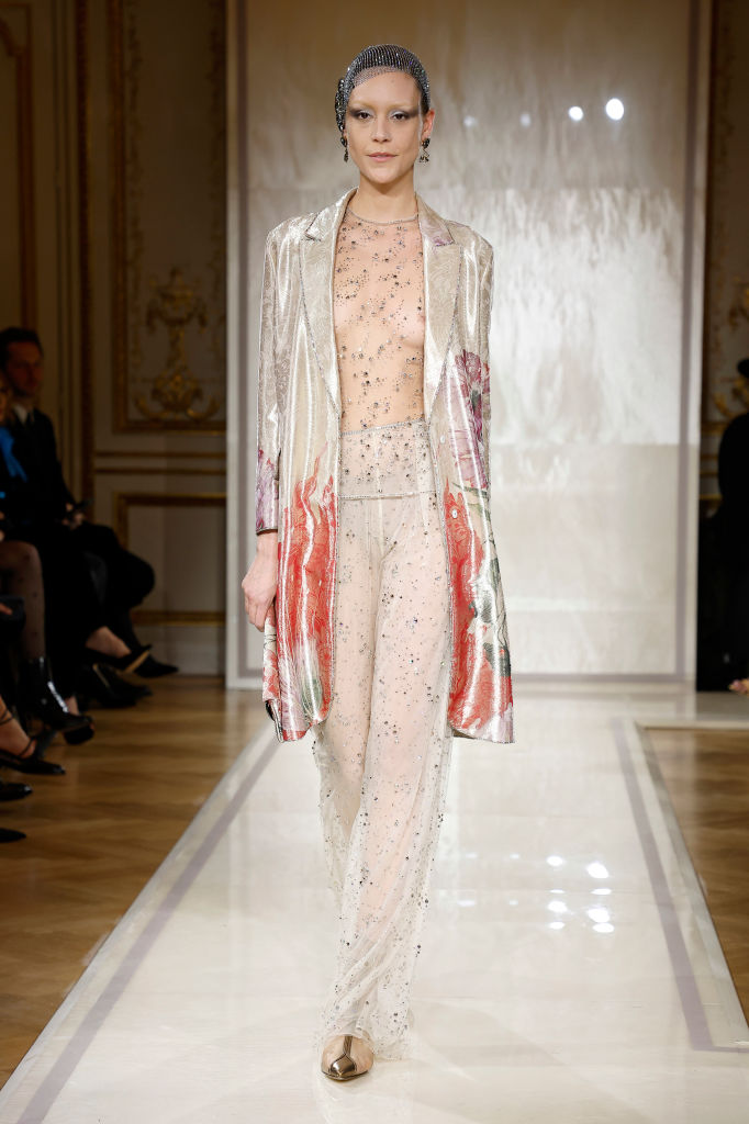 Giorgio Armani Prive: Runway – Paris Fashion Week – Haute Couture Spring-Summer 2025 Armani Privè: inspiração em culturas asiáticas