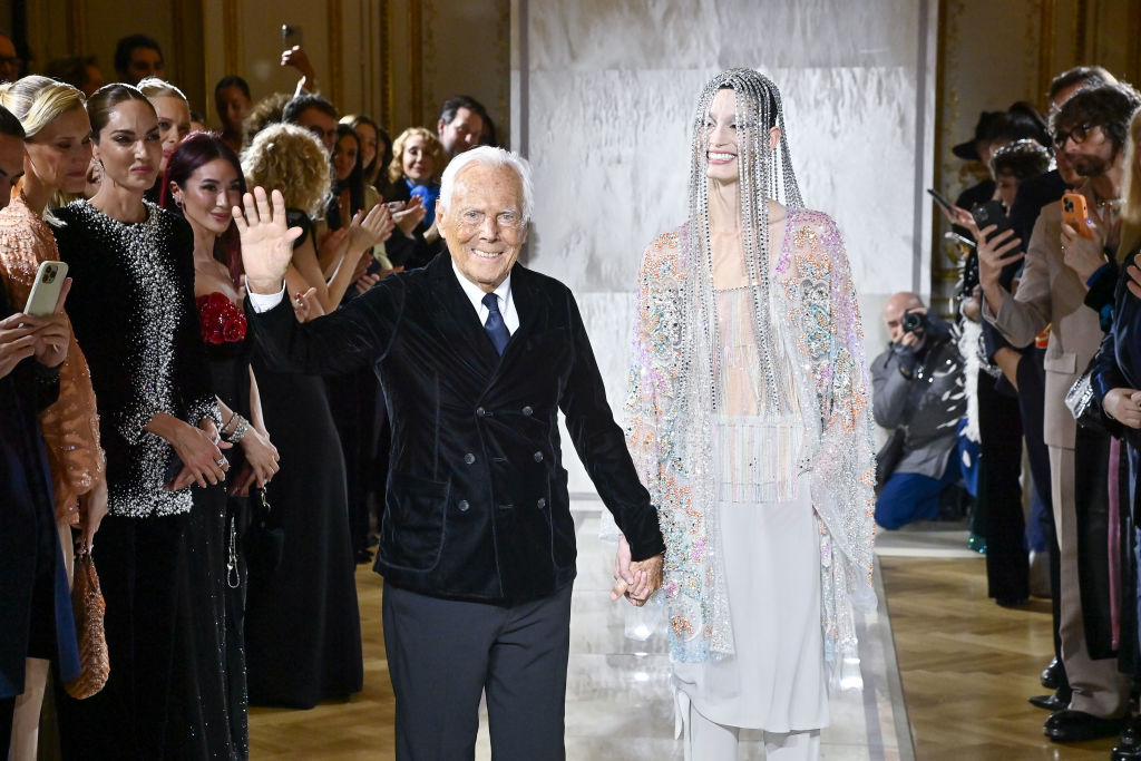 Giorgio Armani de mãos dadas com a modelo Kátia André no desfile de 20 anos de sua linha de alta-costura, Armani Privé, em Paris