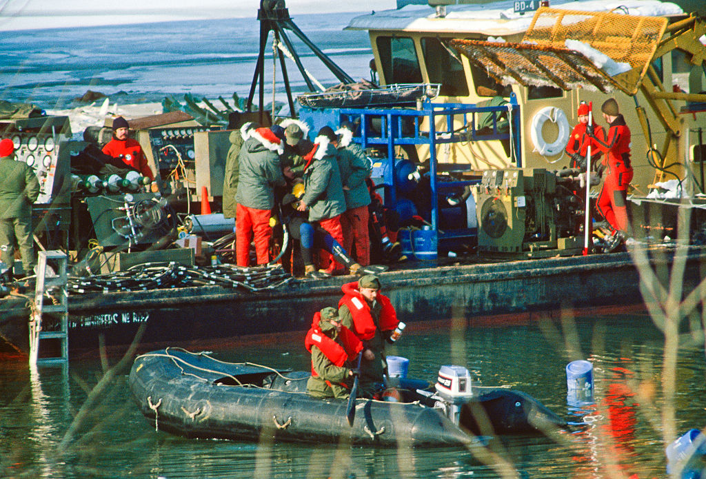 Equipes de resgate recuperam destroços do avião da Air Florida que caiu no Rio Potomac em 1982