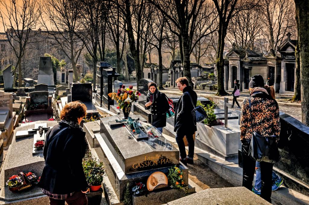 GettyImages-952476628.jpg LA VIE EN ROSE - Père-Lachaise, em Paris: Piaf (na foto), Morrison e Kardec