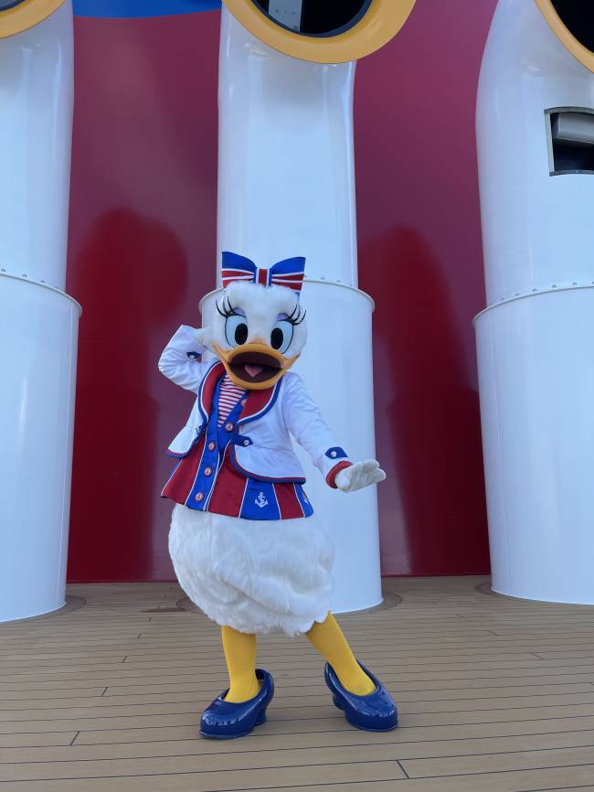 Personagens da Disney Personagens da Disney, como a Margarida, estão à disposição dos hóspedes do navio para as tradicionais fotos e selfies