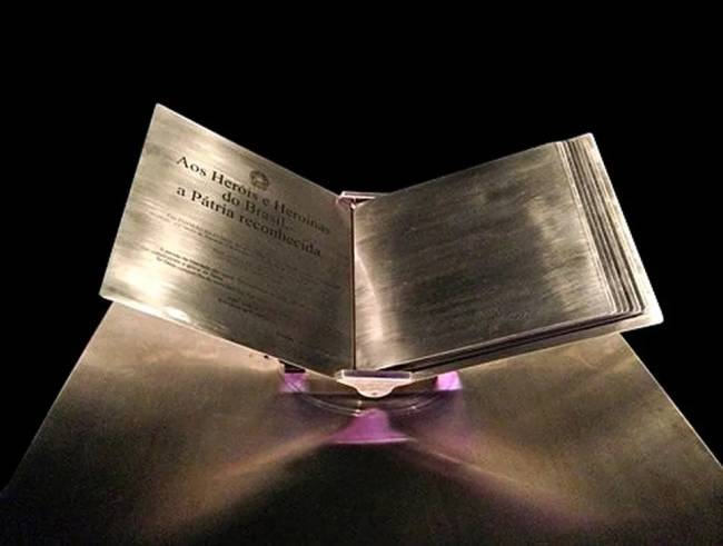 Livro her&oacute;is