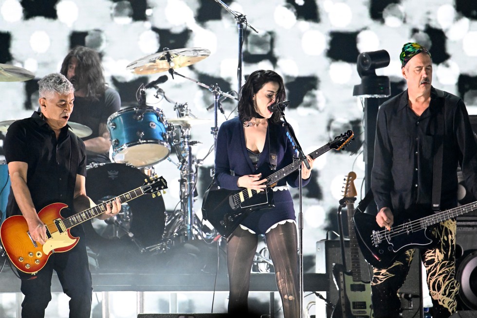 O Nirvana, com Pat Smear, Dave Grohl e Krist Novoselic se apresentam no FireAid com St. Vincent nos vocais em 20/01/2025