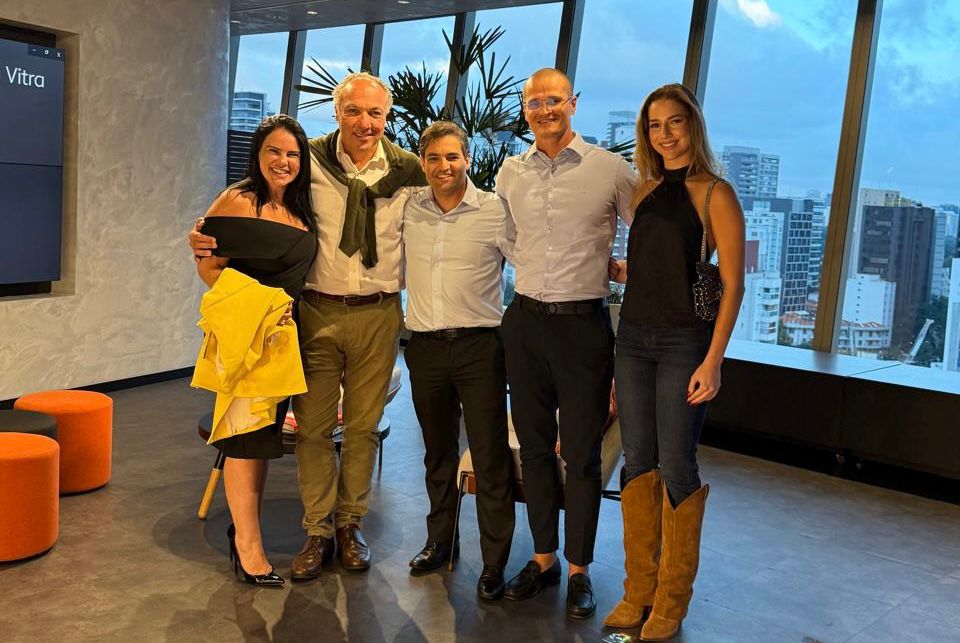 Esquerda Patrícia Aiello - sócia e diretora de expansão da Warren, Ricardo Bellino, Felippe Pires , head de M&A Veritas, Anderson Timm - CEO Veritas - e Vittoria Bellino