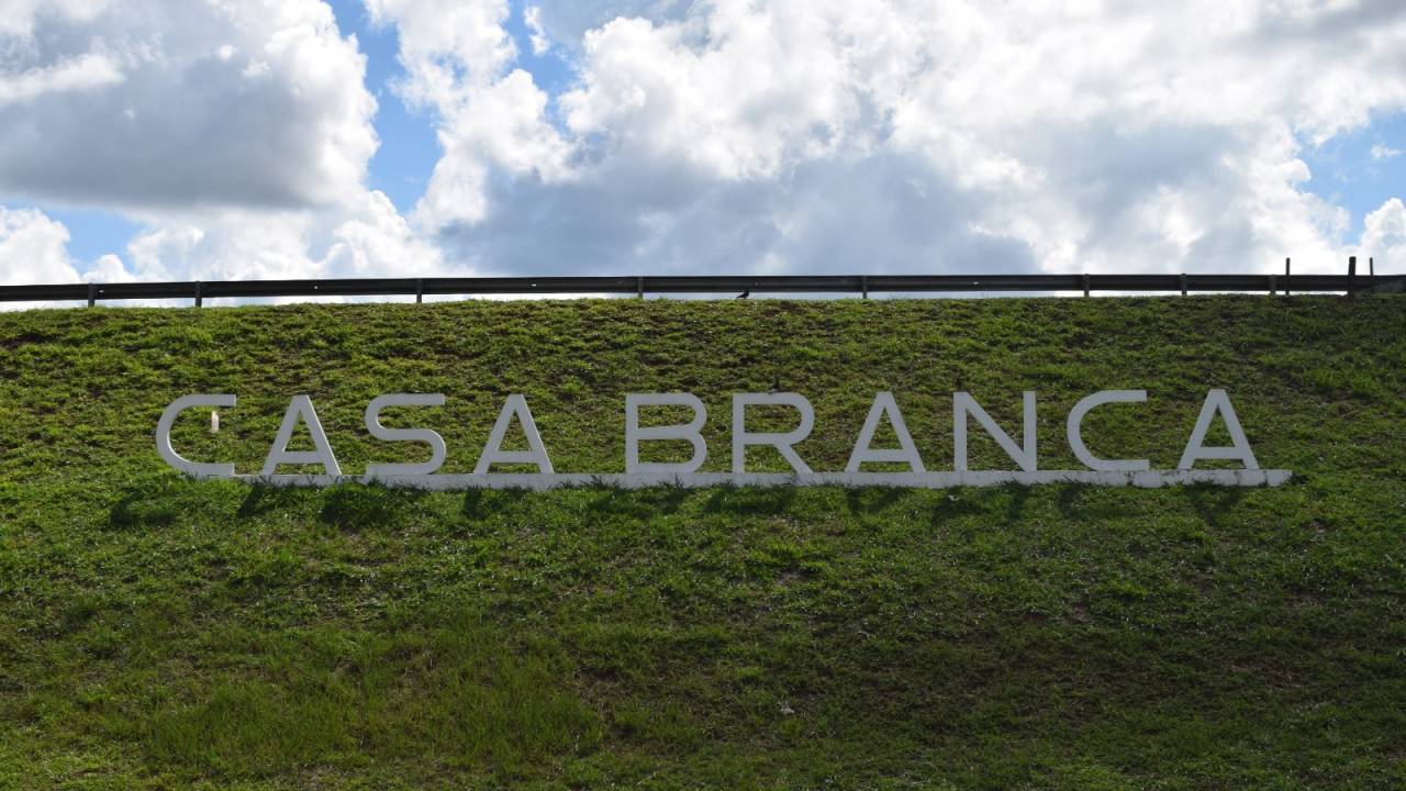 Letreiro na entrada da cidade de Casa Branca (SP)