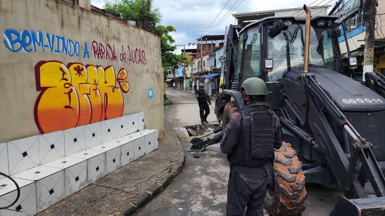 Operação da PM no Complexo de Israel, no Rio, teve de usar uma retroescavadeira para remover barricadas
