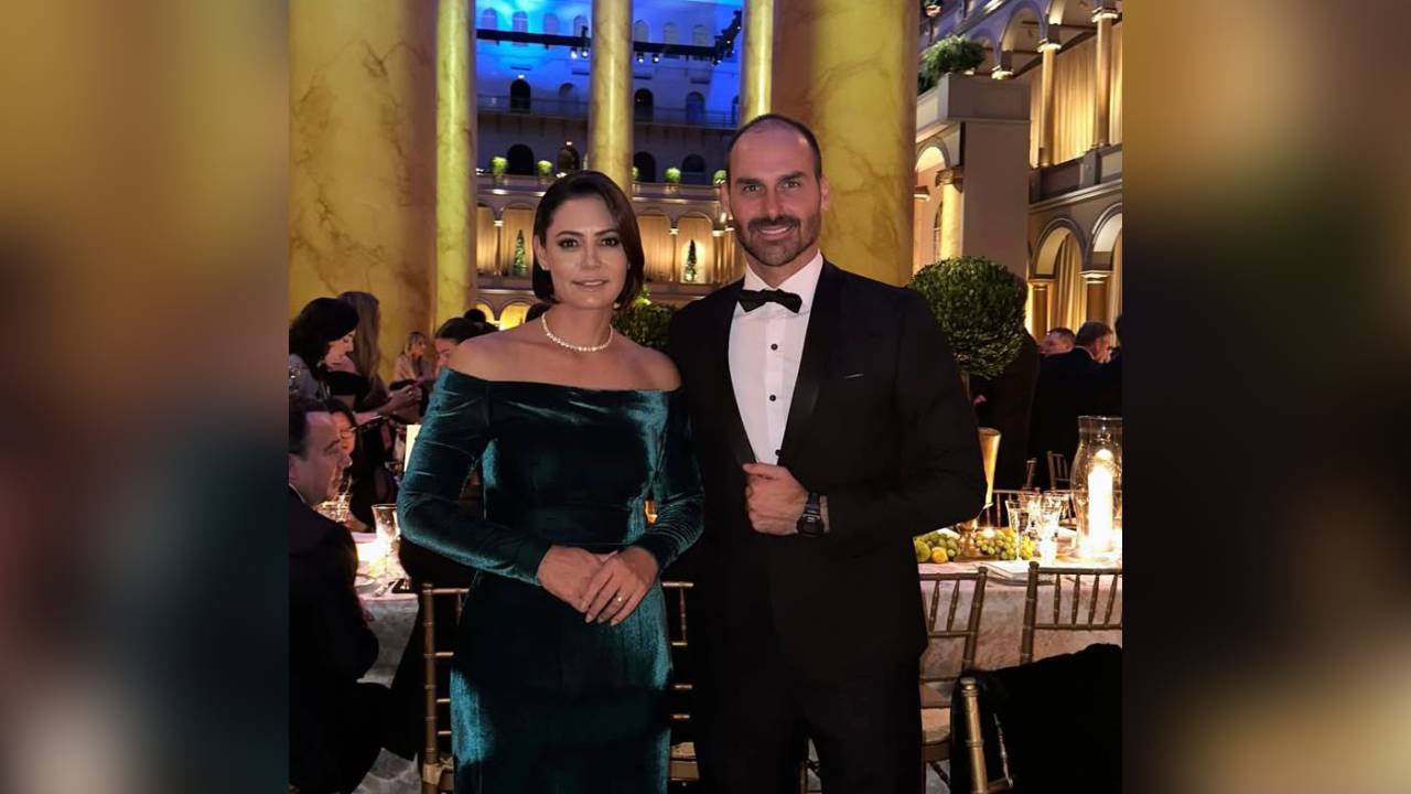 A ex-primeira-dama Michelle Bolsonaro ao lado do deputado federal Eduardo Bolsonaro (PL-SP)