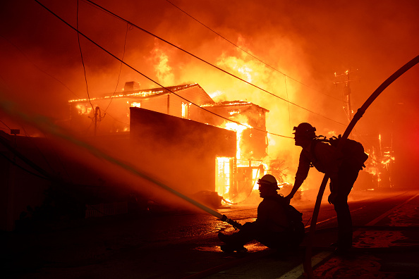Bombeiros tentam apagar incêndio em Malibu, na Califórnia. 07/01/2025