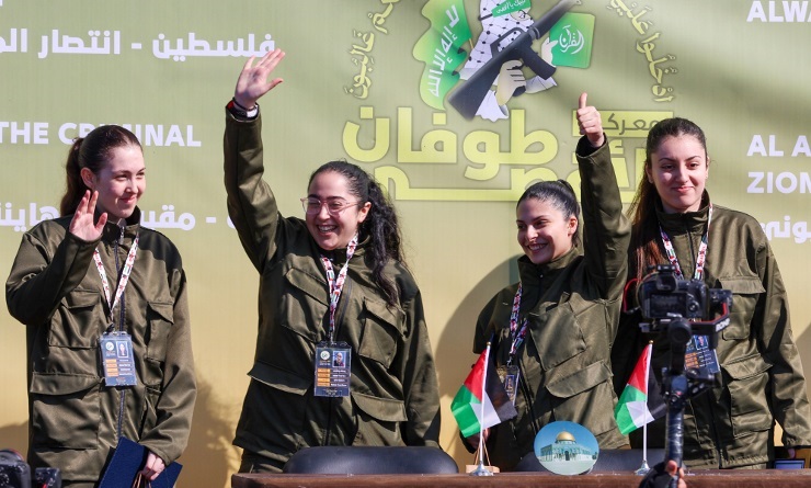 Quatro militares israelenses são libertadas pelo Hamas, em Gaza, após acordo de cessar fogo