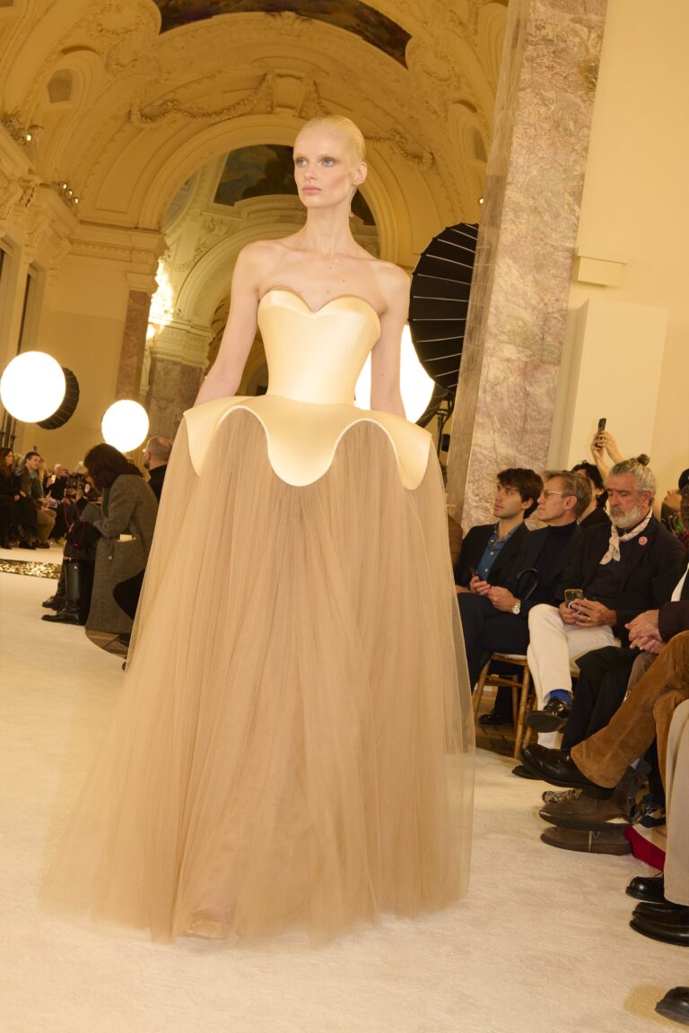 schiaparelli verão 2025 alta costura Schiaparelli: silhueta e opulência dos séculos passados