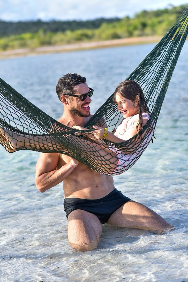 José Loreto com a filha, Bella, na Lagoa de Panela, em Baixio