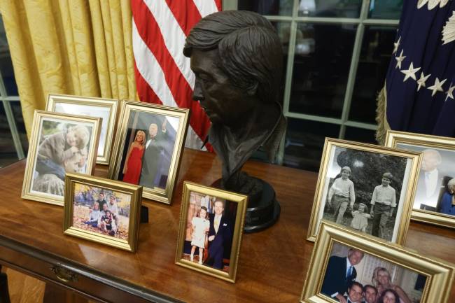 Um busto de Winston Churchill repousa sobre uma mesa perto da lareira, no mesmo local onde Donald Trump o colocou em seu primeiro mandato, antes de Jode Biden tirá-lo do Salão Oval. 21/01/2025 -