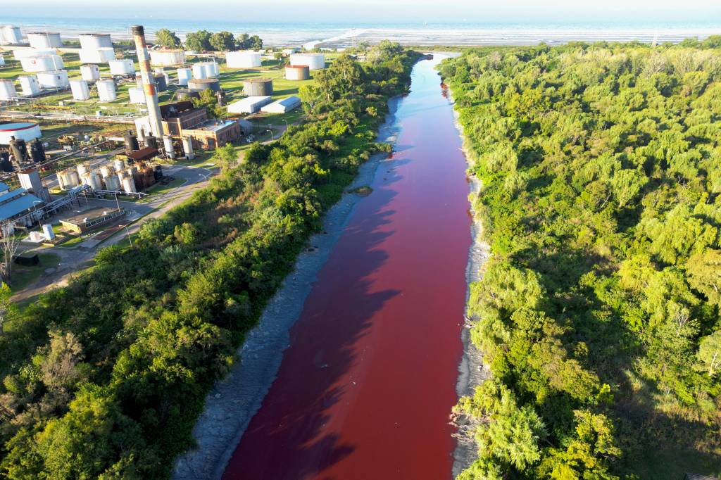 Rio fica vermelho vivo em cidade próxima a Buenos Aires; veja fotos