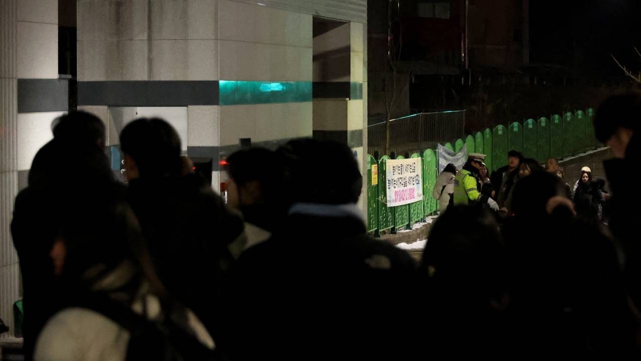 Pessoas se reúnem fora da escola onde menina de 8 anos foi morta a facadas na Coreia do Sul. 10/02/2025