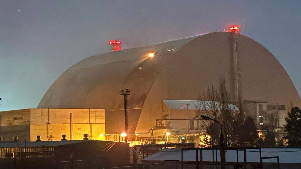 Imagem mostra explosão depois que um drone atingiu o telhado do Novo Confinamento Seguro (NSC), que protege os restos do reator 4 da antiga usina nuclear de Chernobyl, causando um incêndio. 14/02/2025