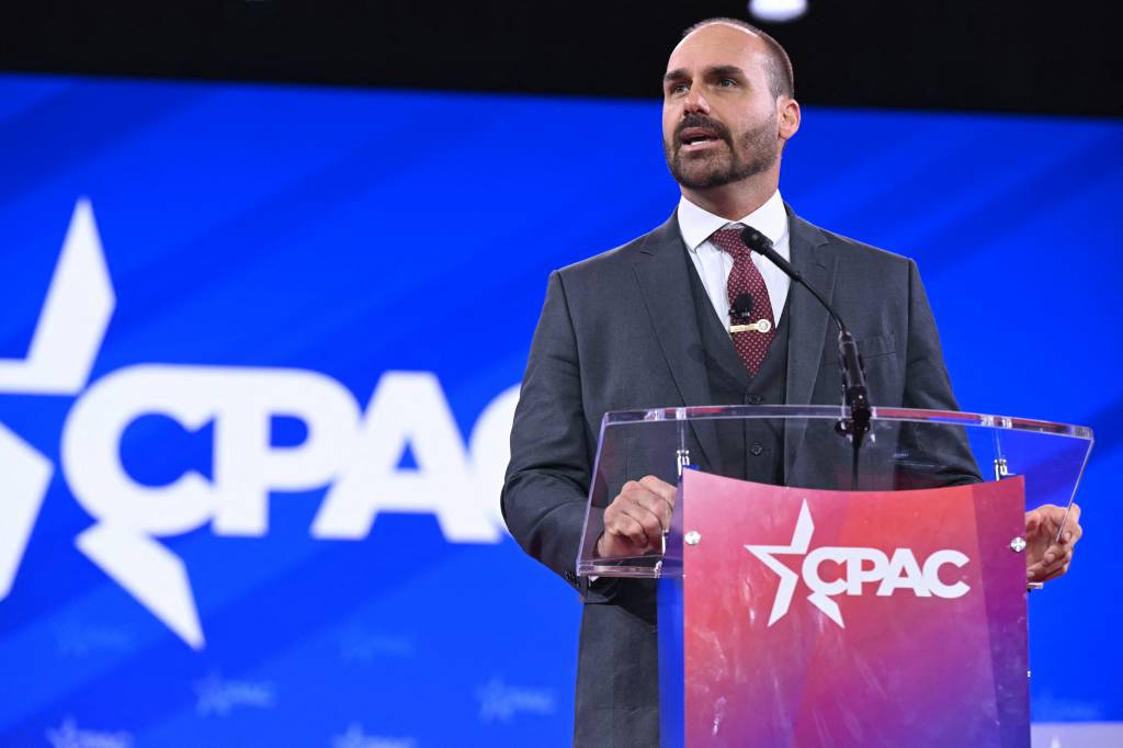 ‘Fujão e covarde’: PT faz festa nas redes com anúncio de Eduardo Bolsonaro