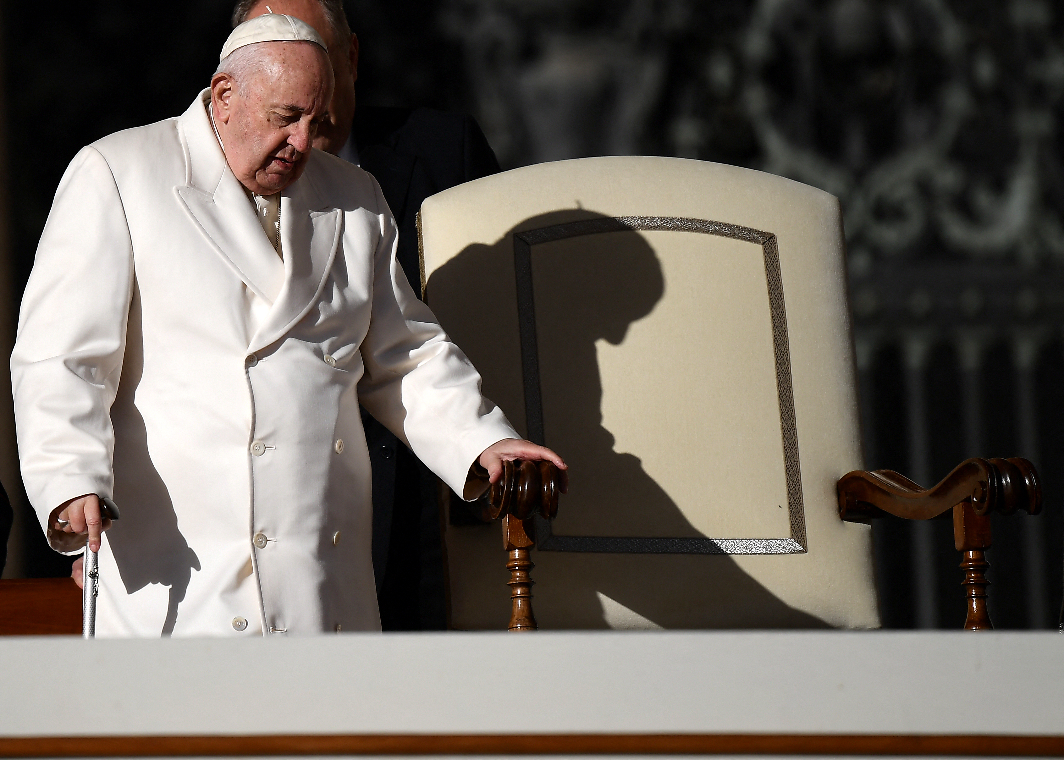 Após ‘leve melhora’, papa Francisco segue ‘estável...
