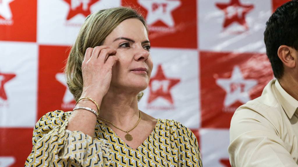 Com um ministério à vista, Gleisi ganha força como aposta arriscada de Lula