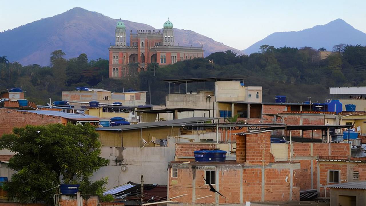 CERCO - O Castelo Mourisco, prédio histórico da fundação, rodeado pela miséria: avanço científico ameaçado