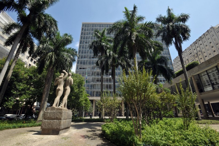 Inaugurado em 1945, o Palácio Gustavo Capanema, no centro do Rio de Janeiro, foi um dos primeiros arranha-céus com fachada toda de vidro construído no mundo