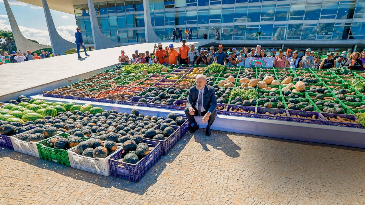 MAL NA FOTO - Presidente posa com alimentos: relação indigesta com setor que produz 22% do PIB