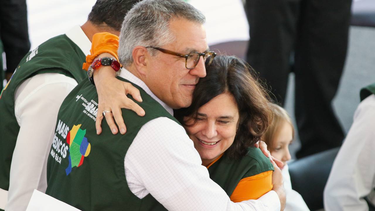 ADEUS - O novo titular e a antecessora: sai a pesquisadora da Fiocruz, entra o médico cuja missão é basicamente política
