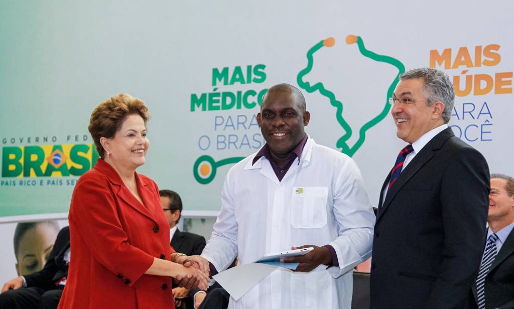 2D-(1)—ALEXANDRE-PADILHA-e-DILMA—-PROGRAMA-MAIS-MEDICOS-2023-10-a.jpg MISSÃO - Com Dilma e médico cubano em 2013: tarefa agora é acabar com filas