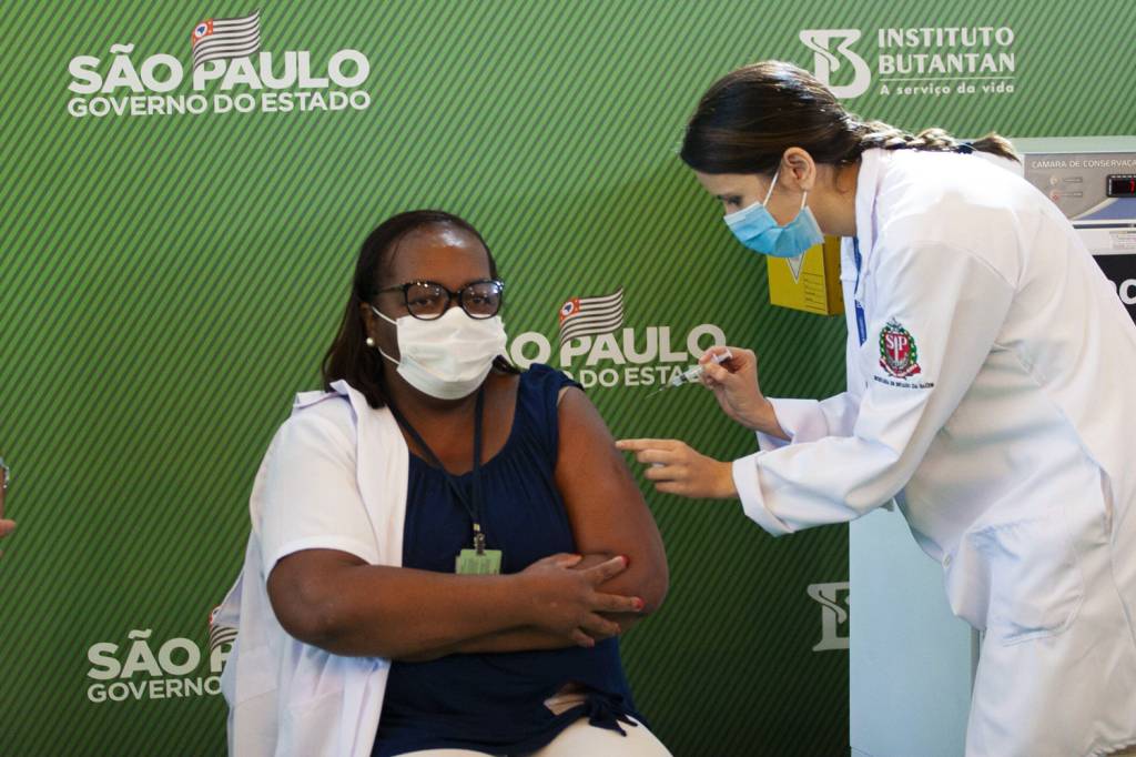 2E388RM_fotoarena.jpg A PRIMEIRA VACINADA - A enfermeira Monica Calazans, de São Paulo, inaugurou a imunização contra a covid-19 no país ao receber uma dose da CoronaVac, em janeiro de 2021, oferecida numa parceria entre um laboratório chinês e o Butantan. “As pessoas querem saber de onde veio a vacina, mas o vital é que ela salvou vidas”, diz.