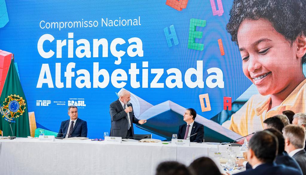Lula dará prêmio a estados e municípios por alfabetização na idade certa