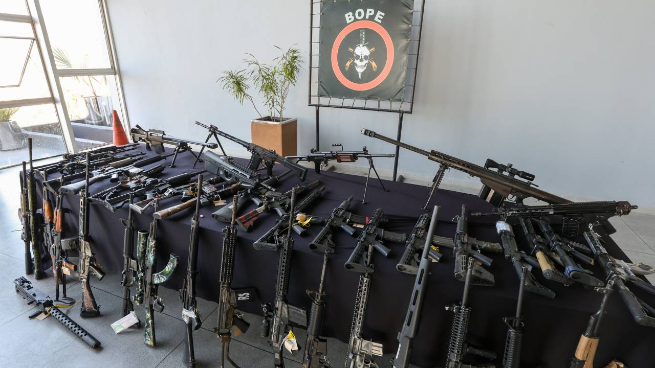Fuzis apreendidos pela polícia do Rio: contrabando de armas é alvo de conversas sobre acordo com os EUA