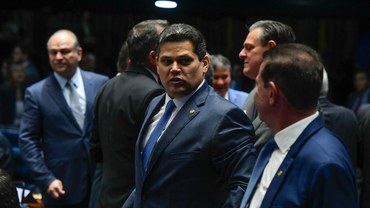 O senador Davi Alcolumbre (União Brasil-AP), candidato à presidência do Senado, no plenário da Casa, neste sábado