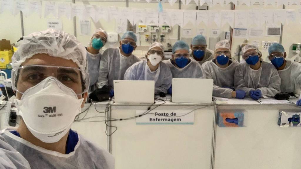 Artur-Codeço—arquivo-pessoal-1.jpeg LINHA DE FRENTE - O pneumologista Artur Codeço atuou no hospital de campanha do Pacaembu, em São Paulo, e trabalhou quase sem dormir, em um cenário de guerra, viabilizando telechamadas entre pacientes em isolamento e seus familiares. “A carga emocional era extrema”, recorda.