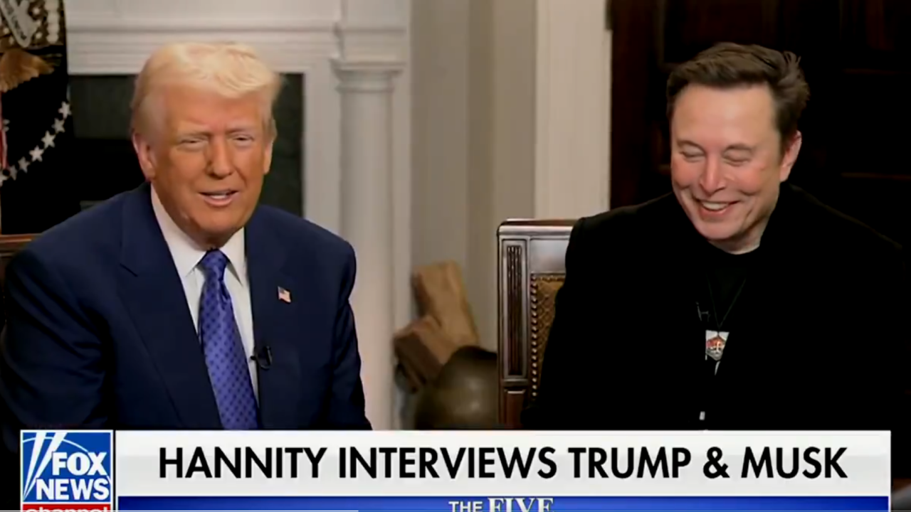 O presidente dos EUA, Donald Trump (esq.), e o dono do X, Elon Musk, dão entrevista à emissora conservadora Fox News. 18/02/2025 -