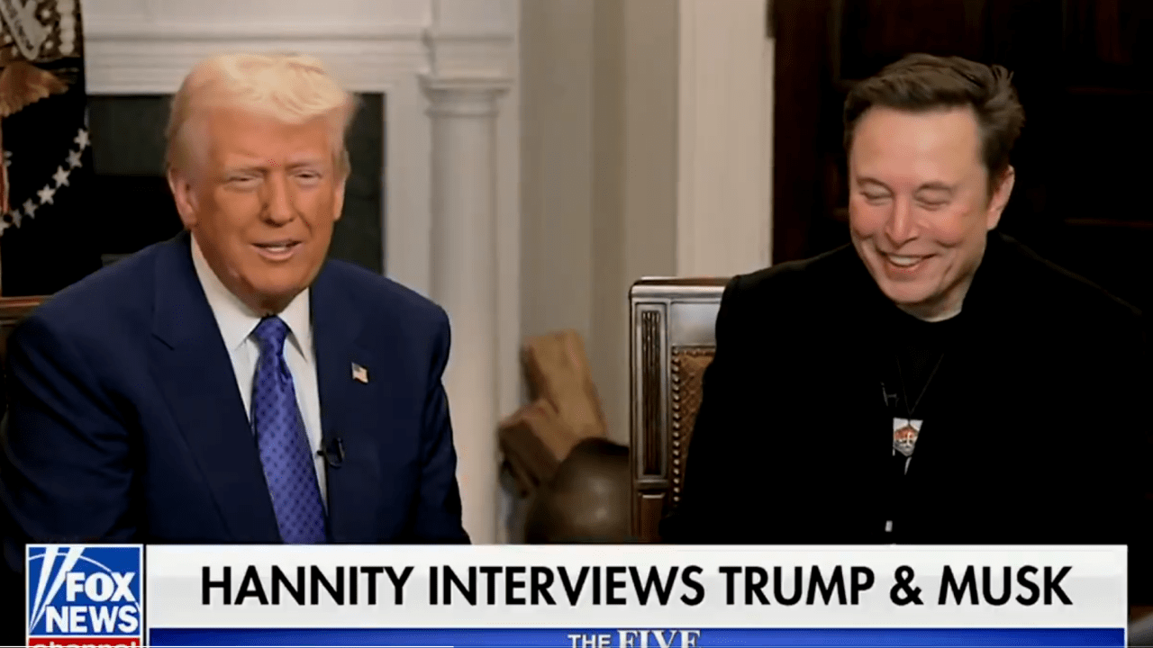 O presidente dos EUA, Donald Trump (esq.), e o dono do X, Elon Musk, dão entrevista à emissora conservadora Fox News. 18/02/2025 -