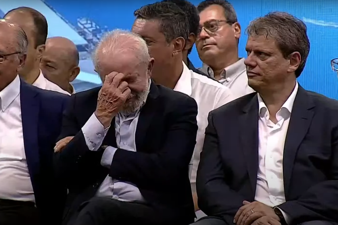 O presidente Luiz Inácio Lula da Silva e o governador de São Paulo, Tarcísio de Freitas, durante discurso do ministro da Casa Civil, Rui Costa, em evento no Porto de Santos (SP), nesta quinta-feira