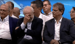 O presidente Luiz Inácio Lula da Silva e o governador de São Paulo, Tarcísio de Freitas, durante discurso do ministro da Casa Civil, Rui Costa, em evento no Porto de Santos (SP), nesta quinta-feira