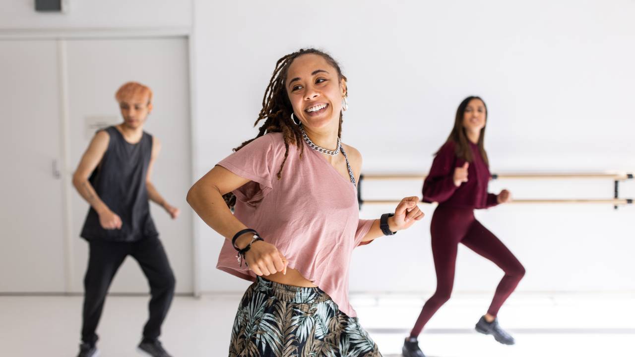 MOVIMENTO: Dançar é eficaz para melhorar a saúde física, psicológica e cognitiva, além de aumentar a autoestima