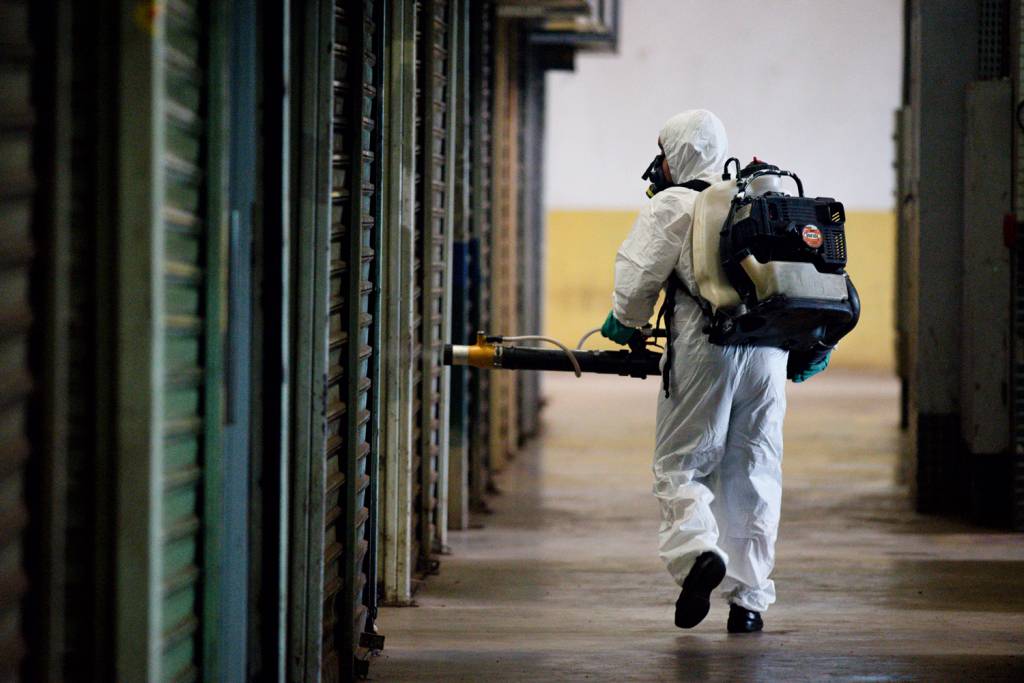 GettyImages-2025570173.jpg CAÇA AO MOSQUITO - Ação contra a dengue: mais de 6 000 mortos em 2024
