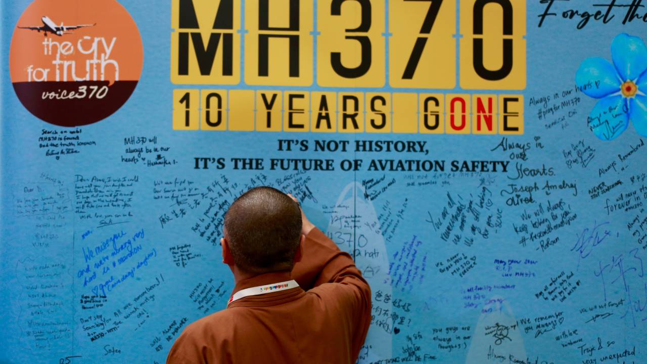 Visitantes estão escrevendo mensagens no Dia da Memória do voo MH370 em Petaling Jaya, na Malásia. 03/03/2024