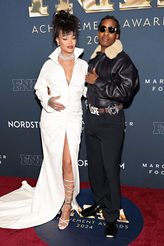 38th Annual Footwear News Achievement Awards Rihanna e A$AP Rocky. Ela, fashionista das mais ousadas. Ele, super moderno. Juntos, não passam despercebidos