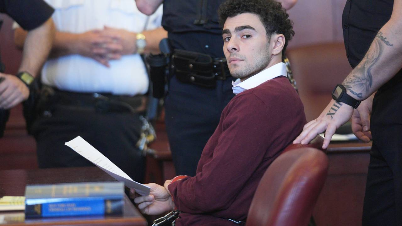 Luigi Mangione durante audiência de acusação no Tribunal Criminal de Manhattan, em Nova York, nos Estados Unidos. 23/12/2024
