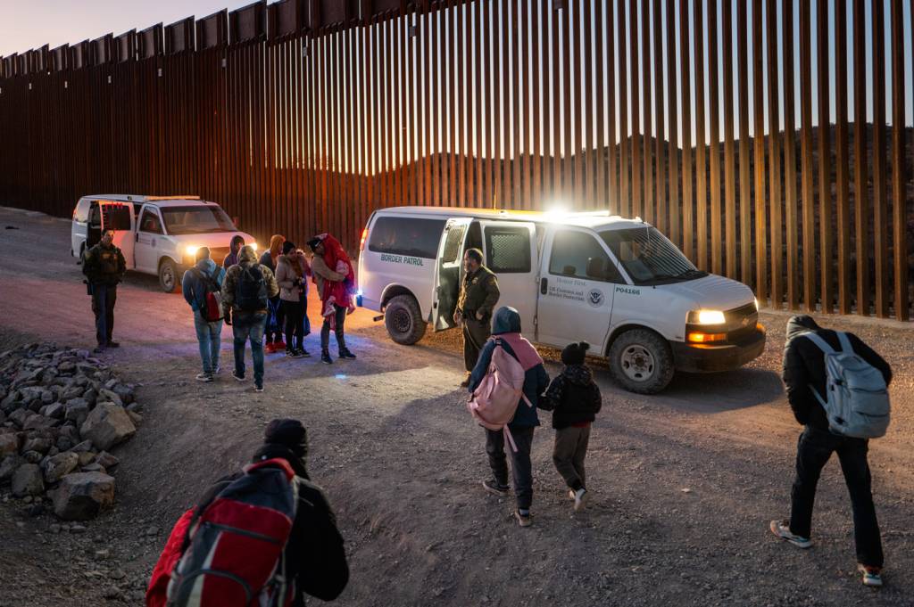 GettyImages-2192509526.jpg BARGANHA - Imigrantes ilegais: o México promete controlar fronteira para evitar sobretaxas