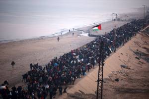 Palestinos, que foram deslocados para o sul por ordem de Israel durante a guerra, retornam para suas casas no norte de Gaza em meio a um cessar-fogo entre Israel e o Hamas, na Faixa de Gaza central, em 27 de janeiro de 2025.