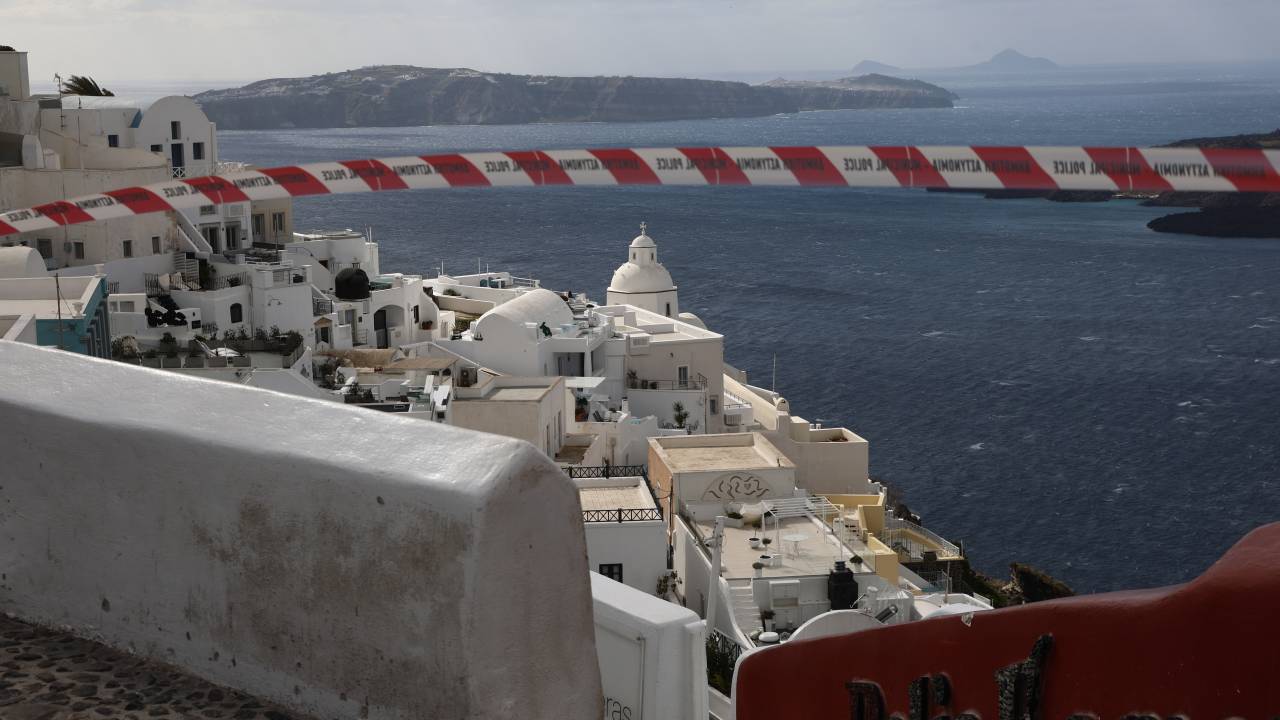 Um cordão policial bloqueia o acesso a uma área em Santorini, enquanto temores de terremotos levam a medidas de segurança mais rigorosas na Grécia. 05/02/2025