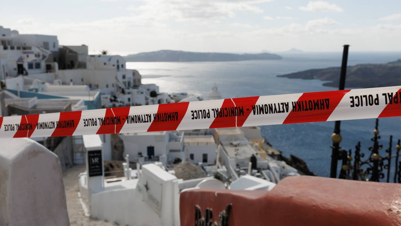 Moradores e turistas correm para deixar a ilha grega em balsas e aviões devido à atividade sísmica em Santorini, na Grécia. 06/02/2025