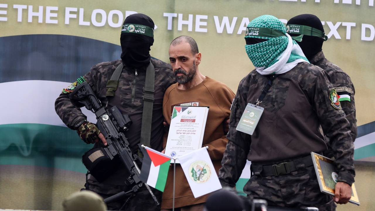 Refém israelense é escoltado por militantes do Hamas durante acordo de cessar-fogo em Gaza entre o grupo e Israel - 8/02/2025