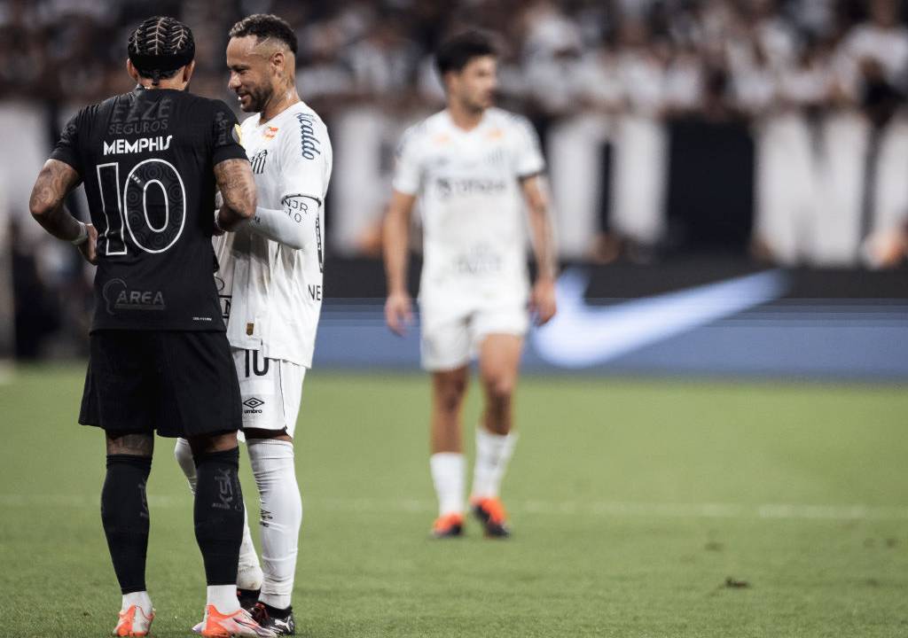 SAO PAULO, BRAZIL - FEBRUARY 12: Memphis Depay of Corinthians talks to Neymar Jr during the Campeonato Paulista A1 match between Corinthians-SP and Santos FC on February 12, 2025, at Neo Quimica Arena in Sao Paulo, Brazil. (Photo by Wanderson Oliveira/PxImages/Icon Sportswire via Getty Images)
