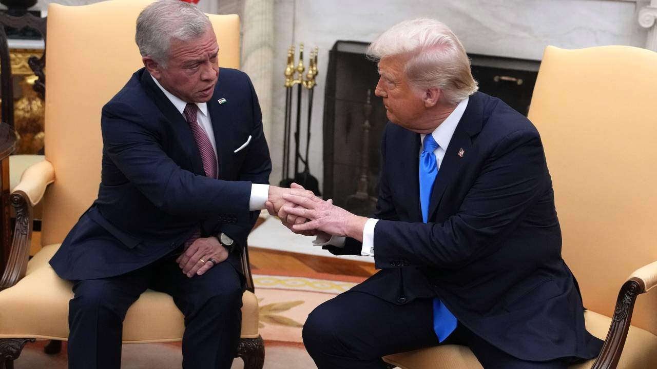 O presidente dos EUA, Donald Trump, se encontra com o rei Abdullah II da Jordânia no Salão Oval da Casa Branca. 11/03/2025