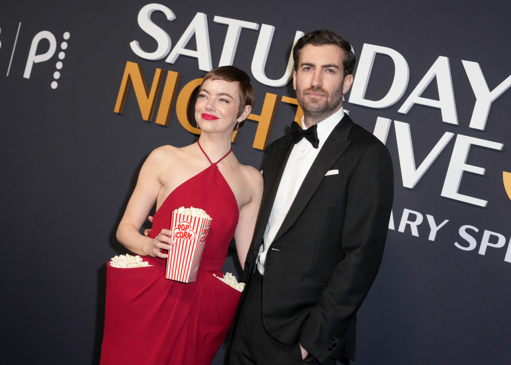 Atriz Pipoca e 50 tons de cinza: as inusitadas produções fashion de Emma Stone e Dakota Johnson