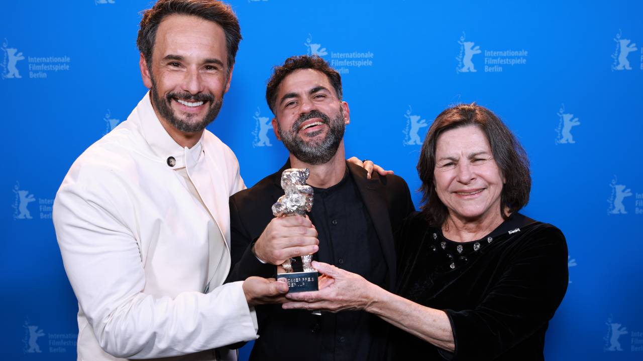 Rodrigo Santoro, Gabriel Mascaro e Denise Weinberg: filme brasileiro "O Último Azul" venceu o Urso de Prata no Festival de Berlim